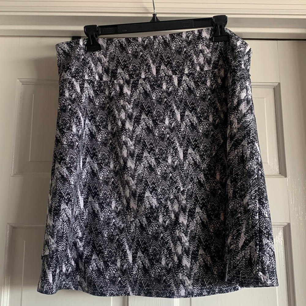 Black & white wrap style skirt